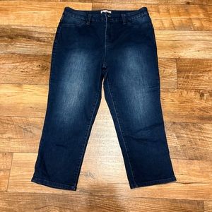 🥳HP🥳 LIKE NEW CHICO'S JEAN CAPRIS - DARK WASH